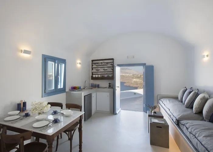 Akrotiri Cove * Akrotírion