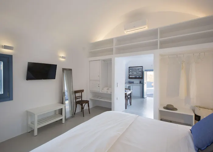 Akrotiri Cove Villa *