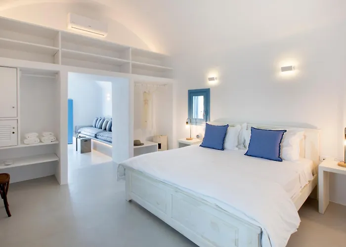 Akrotiri Cove * Ακρωτήρι